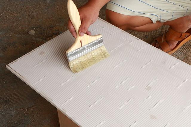 瓷磚上墻出現(xiàn)空鼓、脫落情況是什么原因?